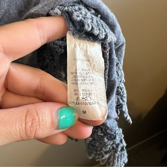 ✨ Altar’d State Women’s Blue Stone Wash Top Medium - Picture 8 of 8